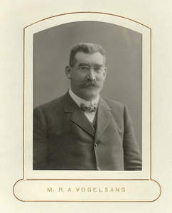 833057 Portret van mr. R.A. Vogelsang, secretaris van de Kamer van Koophandel en Fabrieken te Utrecht, opgenomen in het ...